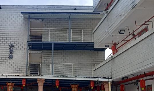 連接兩樓之間的廊橋